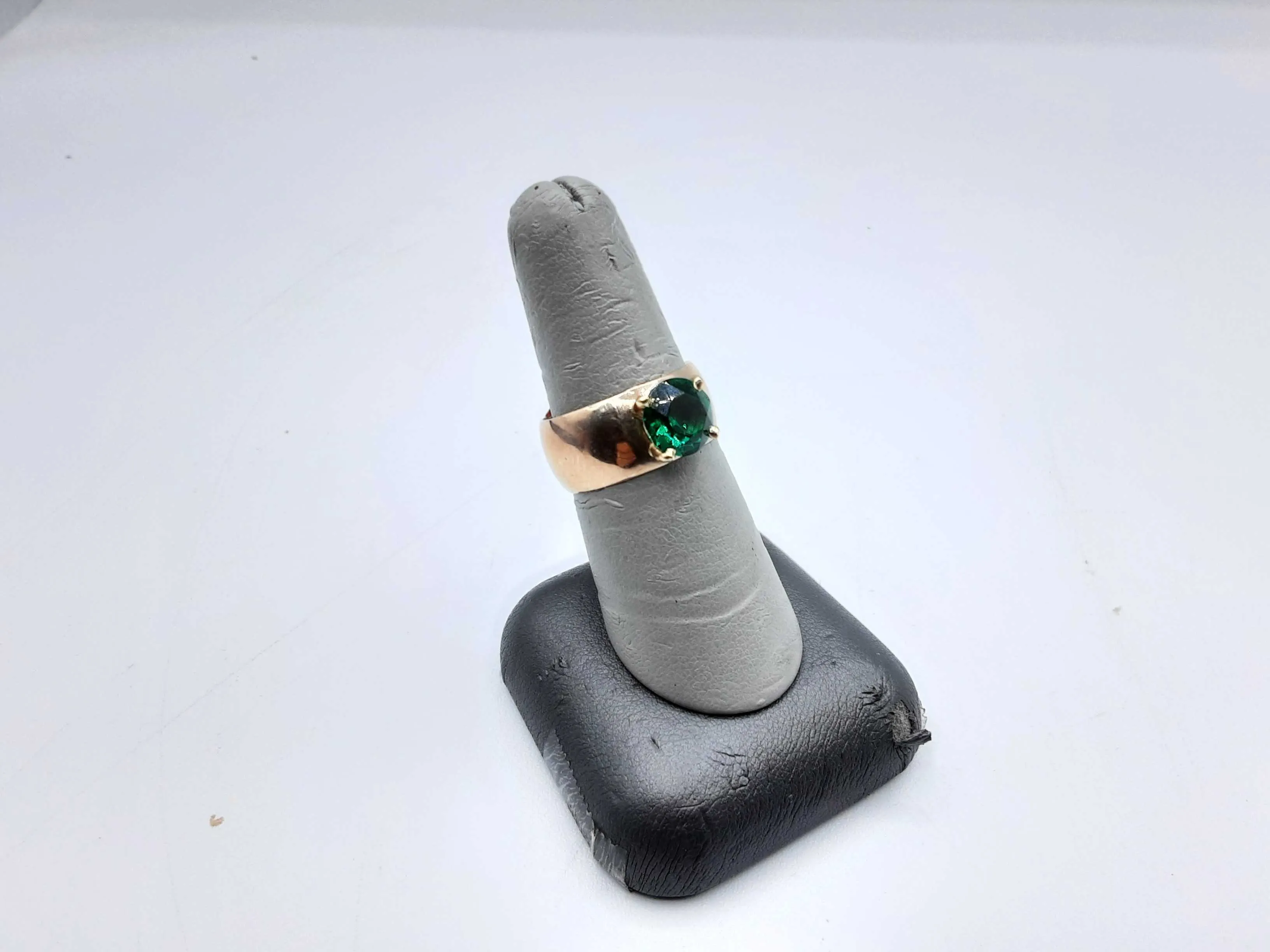 10k Yellow Gold Ring Green Stone