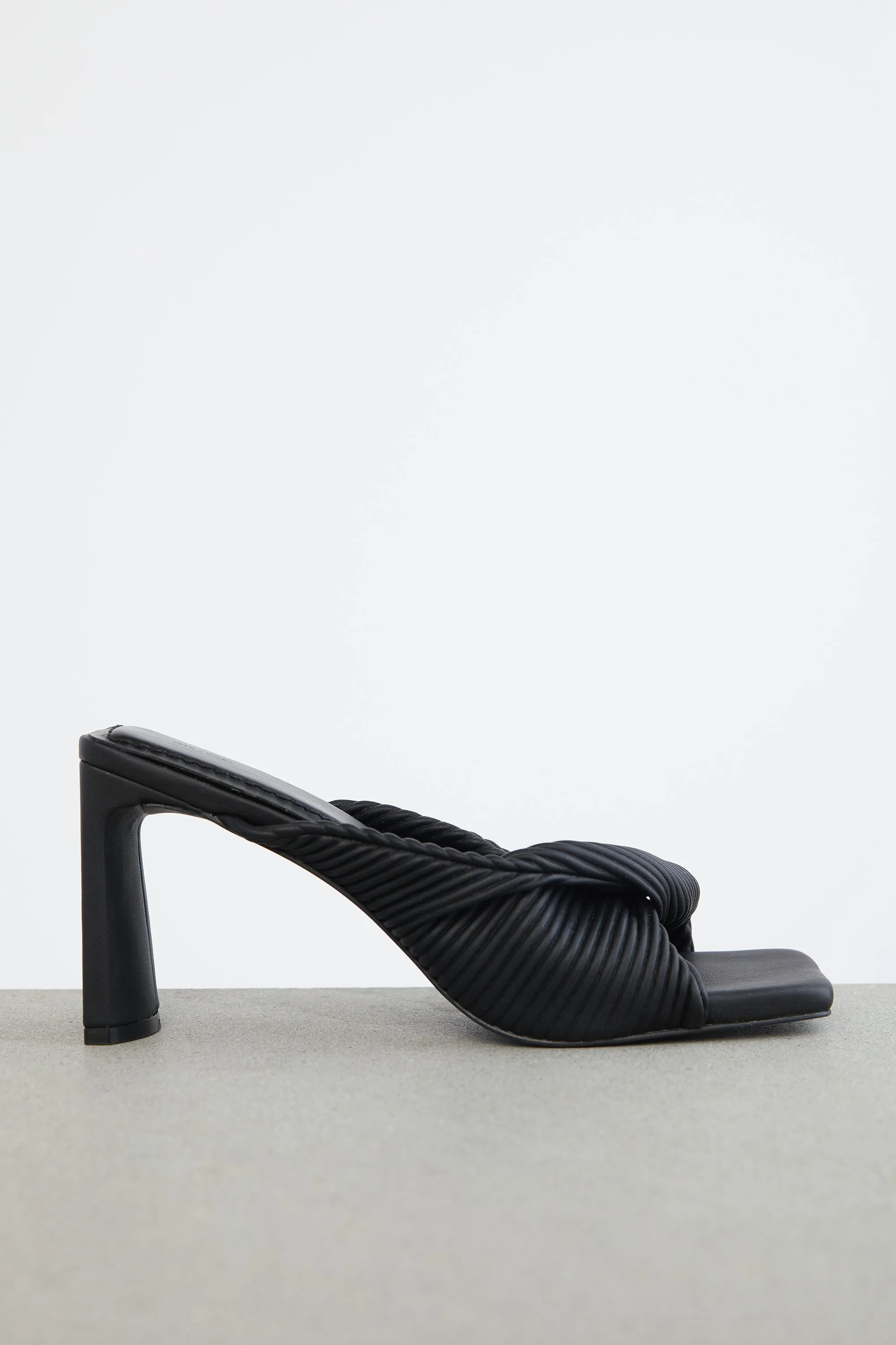 RIBBED TWIST HEELS